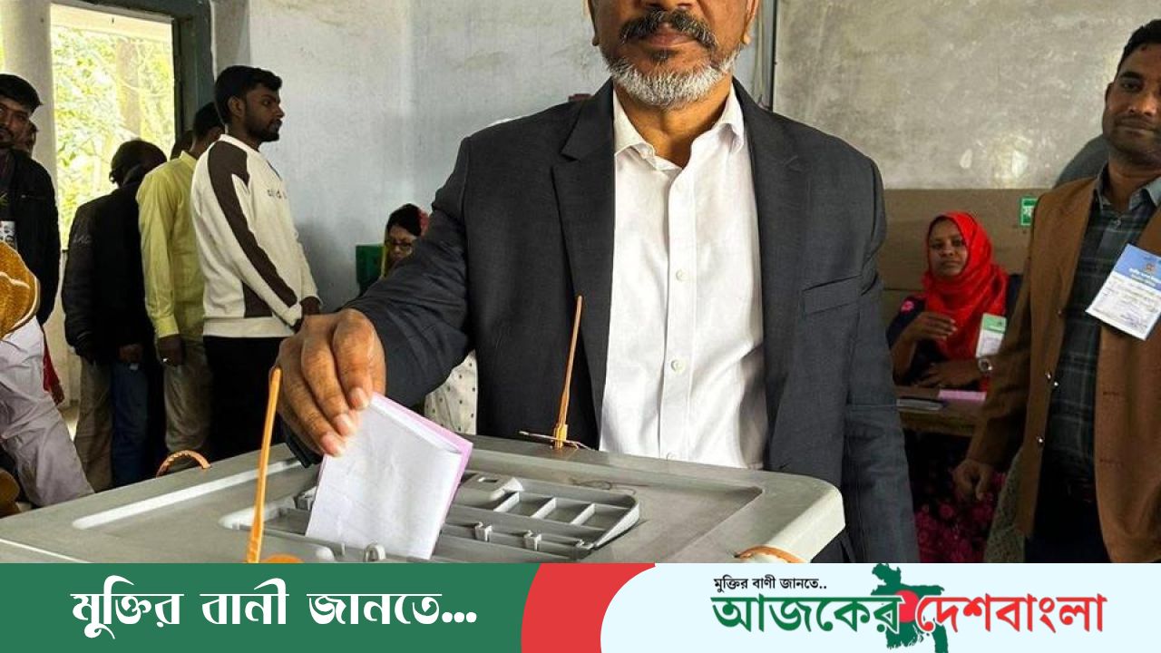 সকালেই ভোটাধিকার প্রয়োগ করলেন জাতীয় পার্টির প্রার্থী সিদ্দিকুল আলম সিদ্দিক