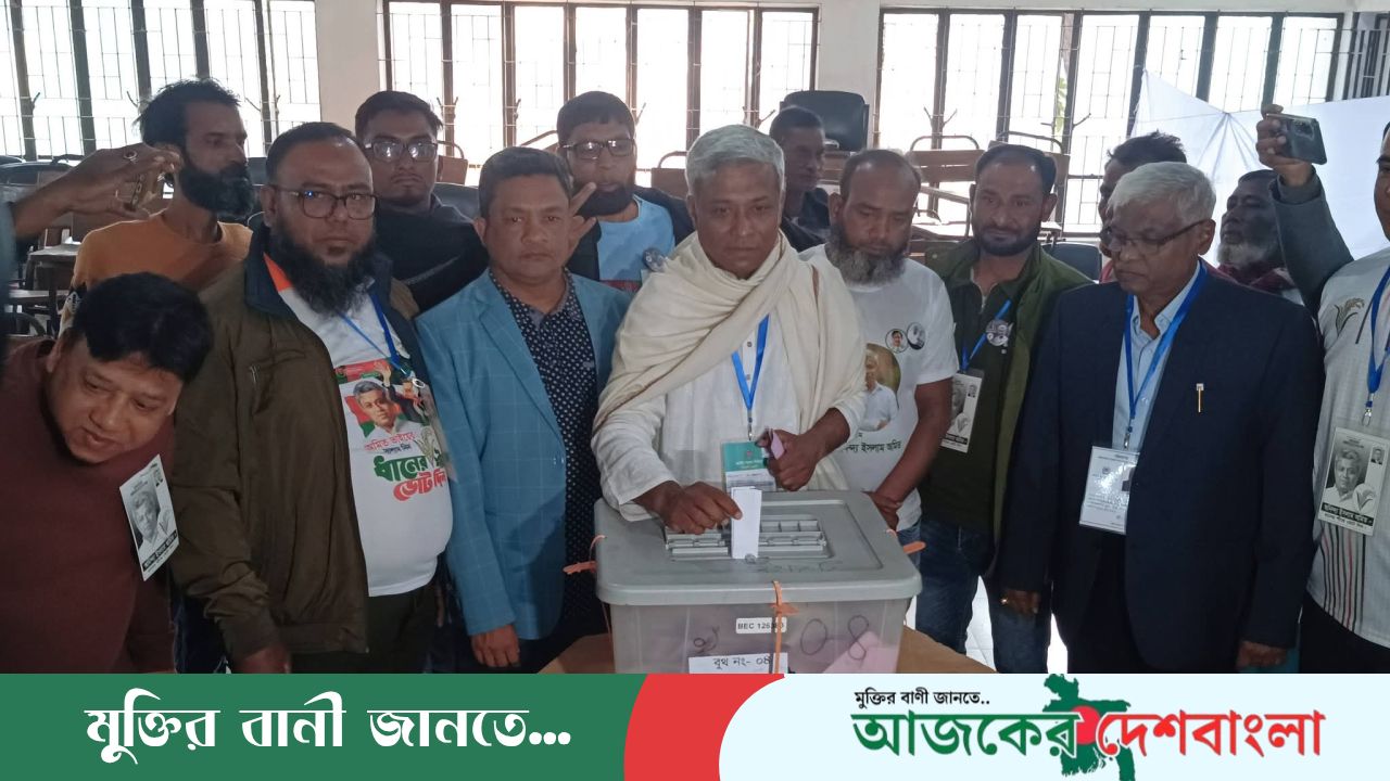 শান্ত ভোরে নাগরিক অধিকার প্রয়োগ: যশোর সদর আসনে অনিন্দ্য ইসলাম অমিতের ভোট প্রদান