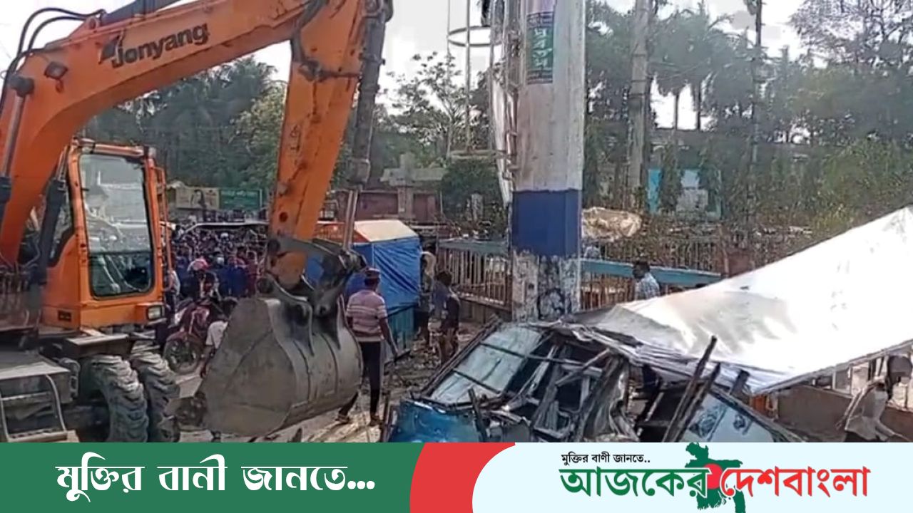 যশোরে ফুটপাত দখলমুক্ত করতে হার্ডলাইনে পৌরসভা