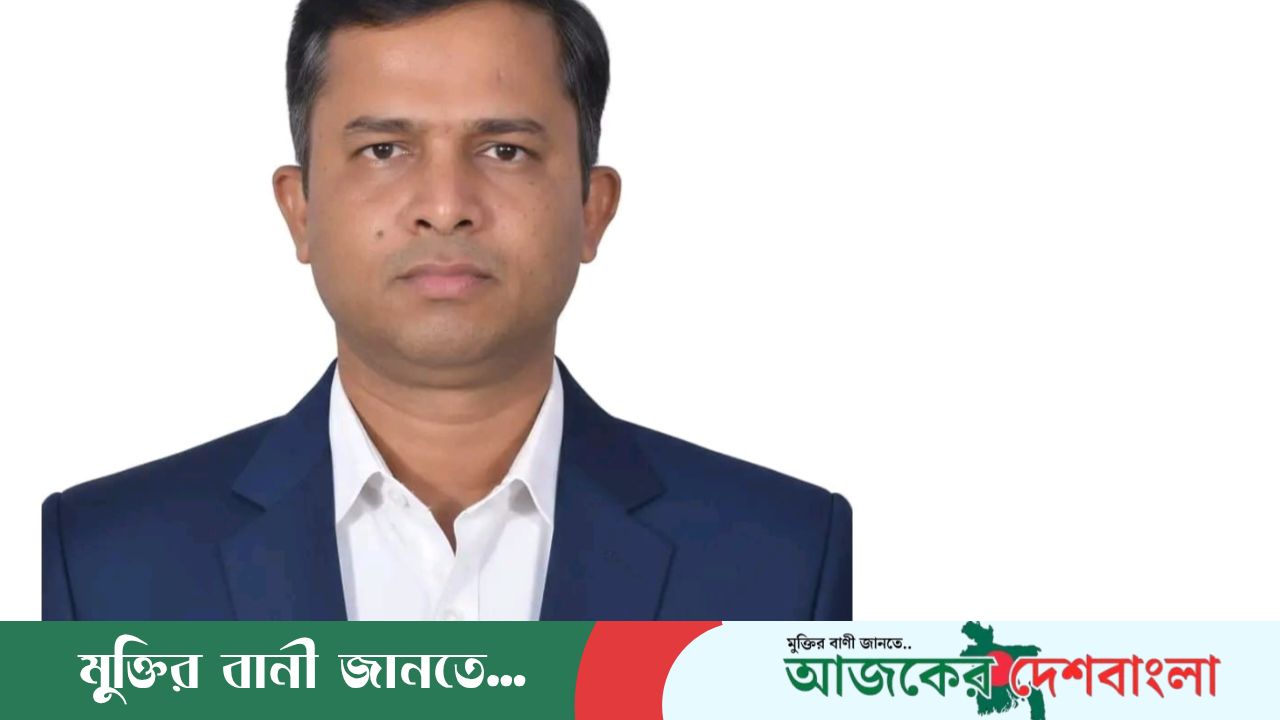 অমিত ভট্টাচার্যের ক্ষুদ্র আয়ে মানবিক উদ্যোগ, শিক্ষার্থীদের মাঝে বই-খাতা বিতরণ