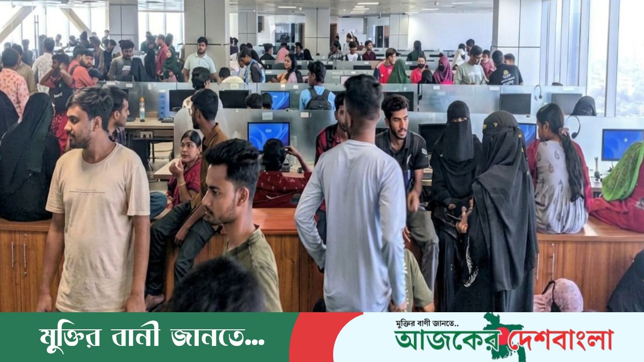 বকেয়া বেতনের দাবিতে উত্তাল যশোর আইটি পার্ক:  হামলার প্রতিবাদে রক্তক্ষয়ী বিক্ষোভ