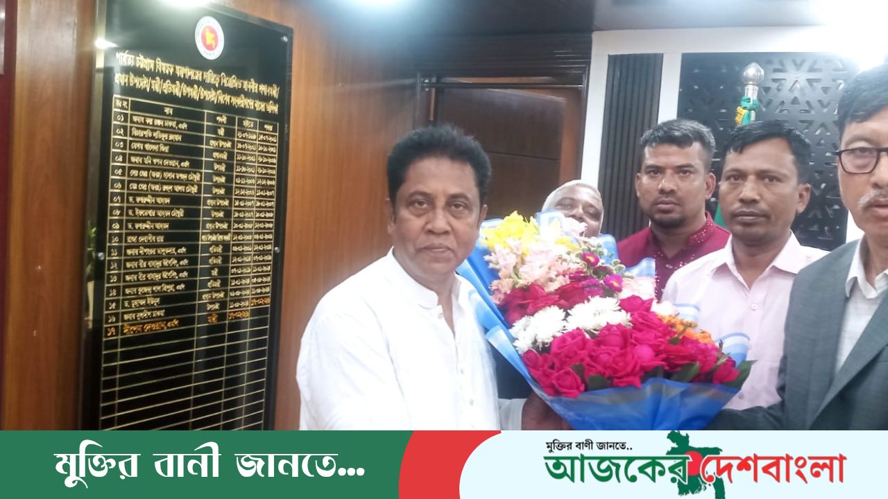 পার্বত্য মন্ত্রী দীপেন দেওয়ানকে জাতীয়তাবাদী তৃণমুল দলের ফুলের শুভেচ্ছা