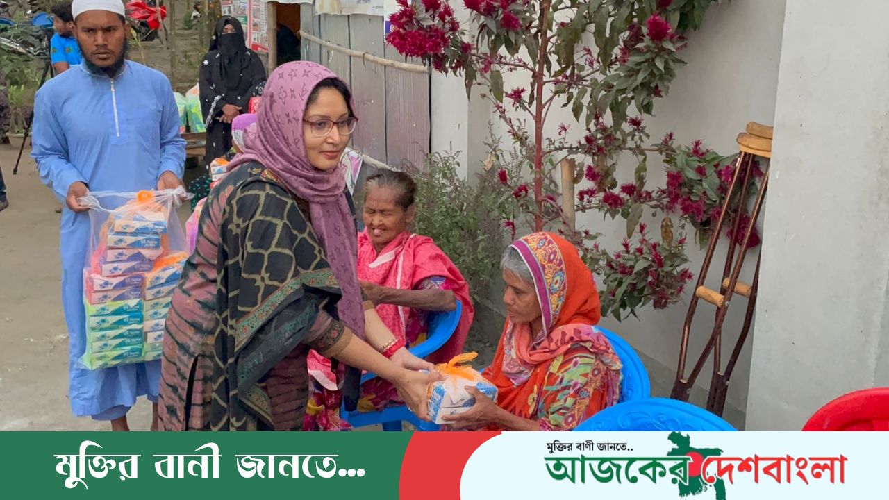 বৃদ্ধাশ্রমে বৃদ্ধ বাবা মায়েদের সঙ্গে ইফতার করলেন ইউএনও