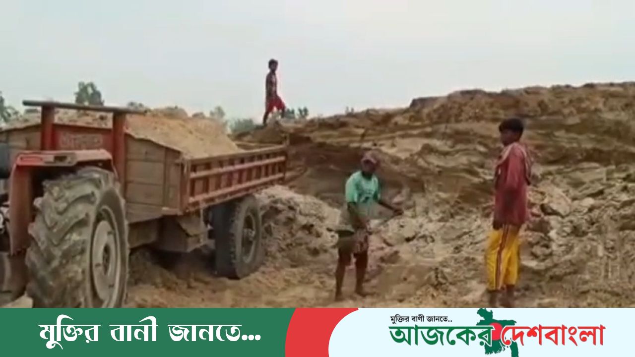 ধামইরহাটে আশ্রয়ণ প্রকল্পের পাশে বালু খেকুদের থাবা, হুমকির মুখে নদী ও জনপদ 
