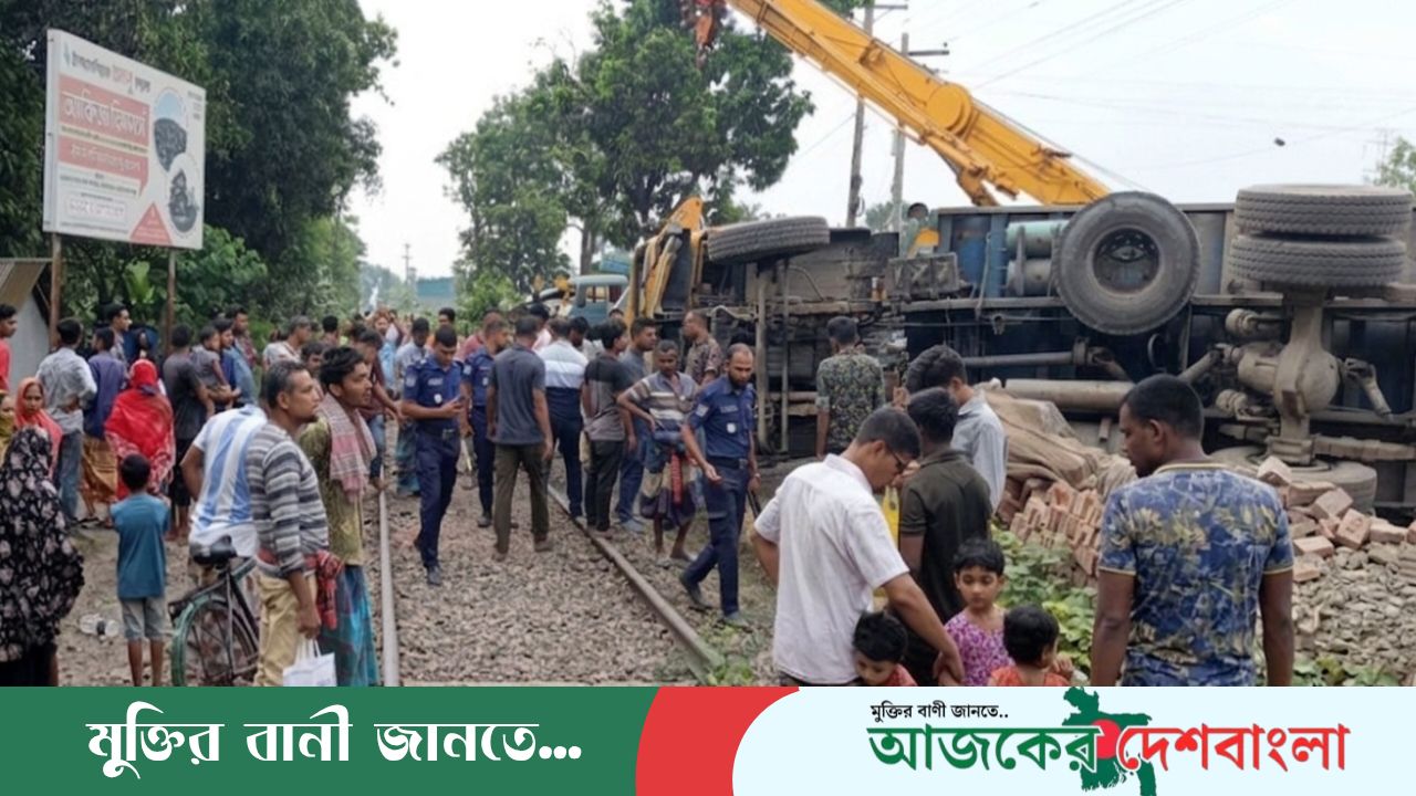 অভয়নগরে ট্রেনের ধাক্কায় ট্রাক চূর্ণবিচূর্ণ: ঝিনাইদহের চালক নিহত, সহযোগী হাসপাতালে