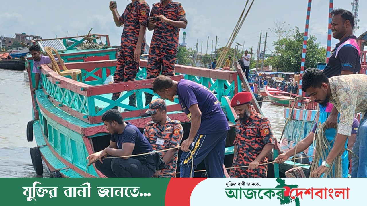 মোংলায় ট্রলার থেকে পড়ে যুবক নিখোঁজ চলছে উদ্ধার কাজ