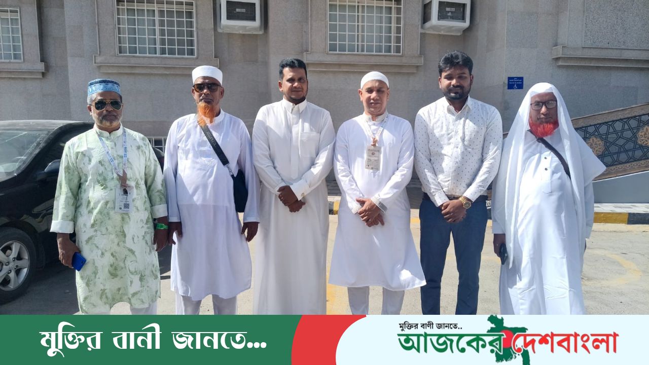 হজ্জের পবিত্র ভূমিতে বগুড়ার গর্ব প্রবাসী বিএনপি নেতৃবৃন্দের সাথে বগুড়া পল্লী উন্নয়ন একাডেমীর ভারপ্রাপ্ত মহাপরিচালক