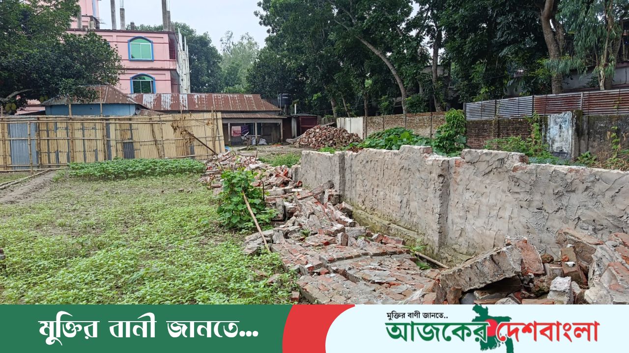 মাদারগঞ্জে জমি দখলের চেষ্টা ও নিজেদের দেয়াল ভেঙে প্রতিপক্ষকে ফাঁসানোর অভিযোগ