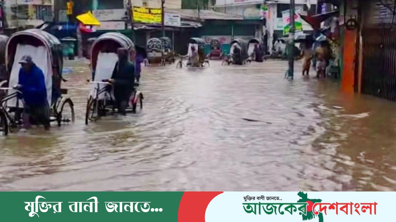মুষলধারে বৃষ্টিতে জলাবদ্ধ চট্টগ্রাম, বিপর্যস্ত জনজীবন