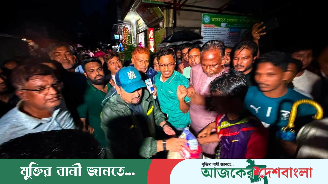 চট্টগ্রামে জলাবদ্ধ এলাকায় প্রতিমন্ত্রী ব্যারিস্টার মীর মোহাম্মদ হেলাল উদ্দীনের পরিদর্শন ও ত্রাণ বিতরণ