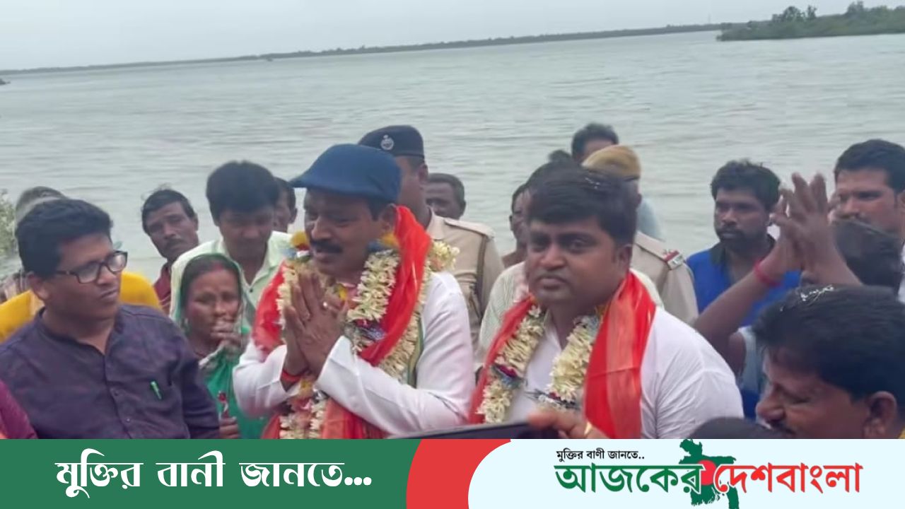 গভীর সুন্দরবন বিভাগের নদীর ভাঙন পরিদর্শন করতে এলেন মন্ত্রী দিপঙ্কর জানা