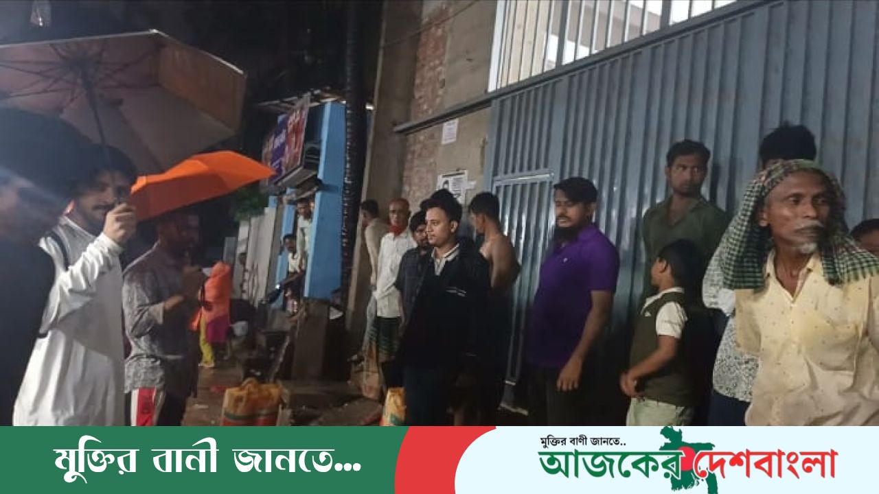 জলাবদ্ধতায় ক্ষতিগ্রস্ত বাকলিয়ার অসহায় পরিবারের পাশে ছাত্রদল নেতা রাজু আহমেদ