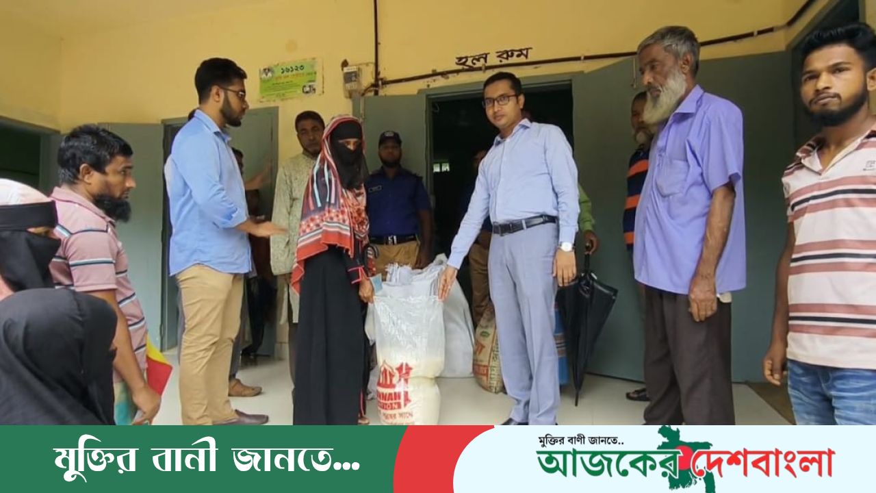 রামগড়ে দূর্যোগে ক্ষতিগ্রস্ত পরিবারের মাঝে ত্রাণ সামগ্রী বিতরন