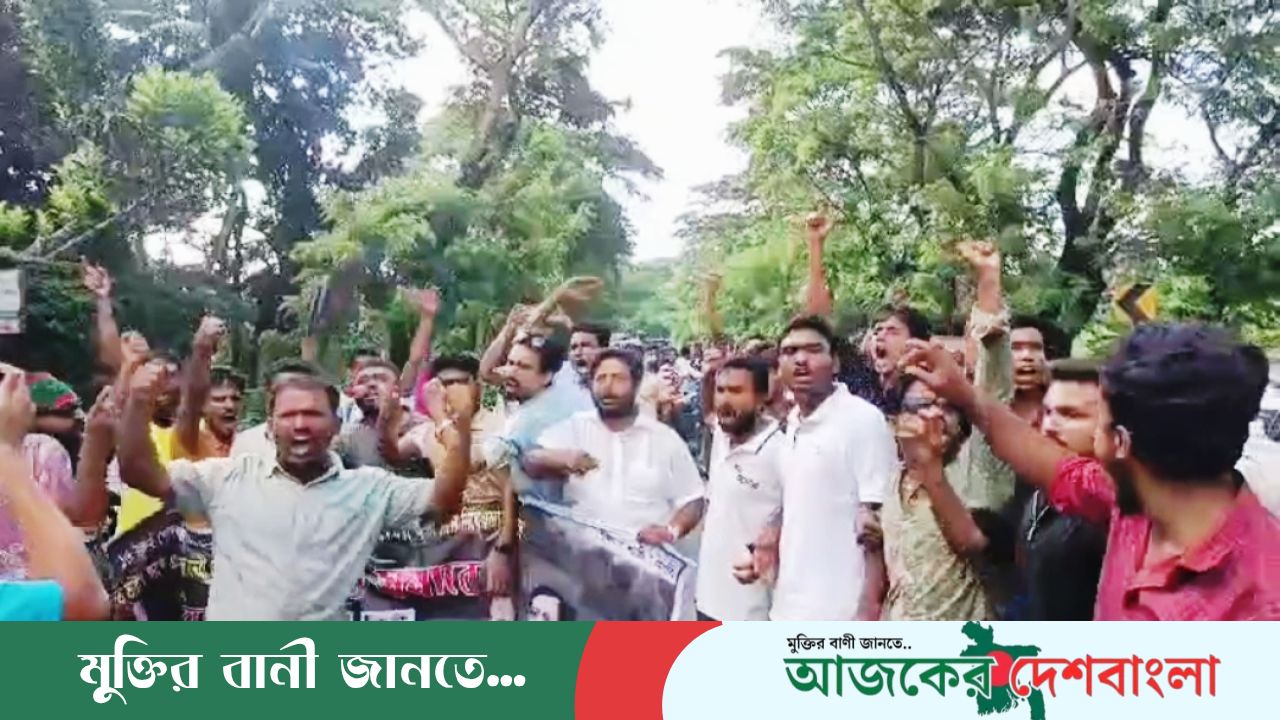 গোপালগঞ্জে নিষিদ্ধ ছাত্রলীগের মিছিল, বাধা দেওয়ায় বিএনপির নেতাকর্মীদের মারধর ও বাইকে আগুন