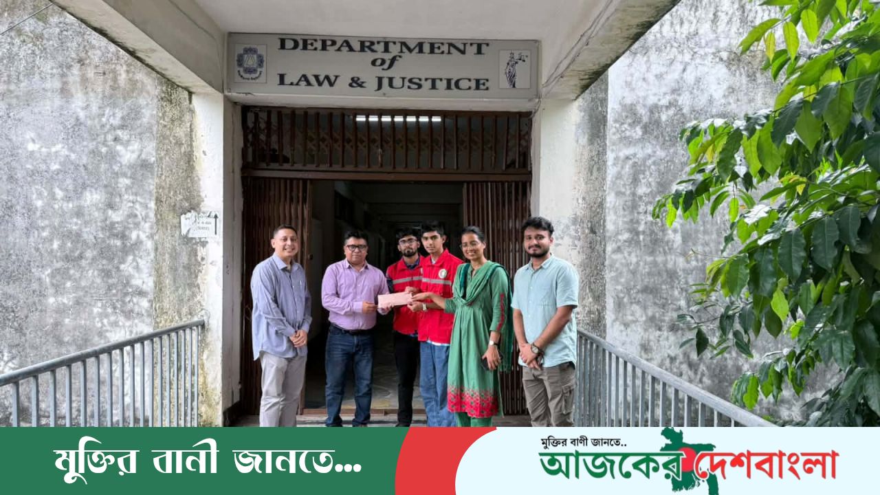 বন্যার্তদের সহায়তায় রেড ক্রিসেন্টকে জাবি আইন অনুষদের ফান্ড হস্তান্তর