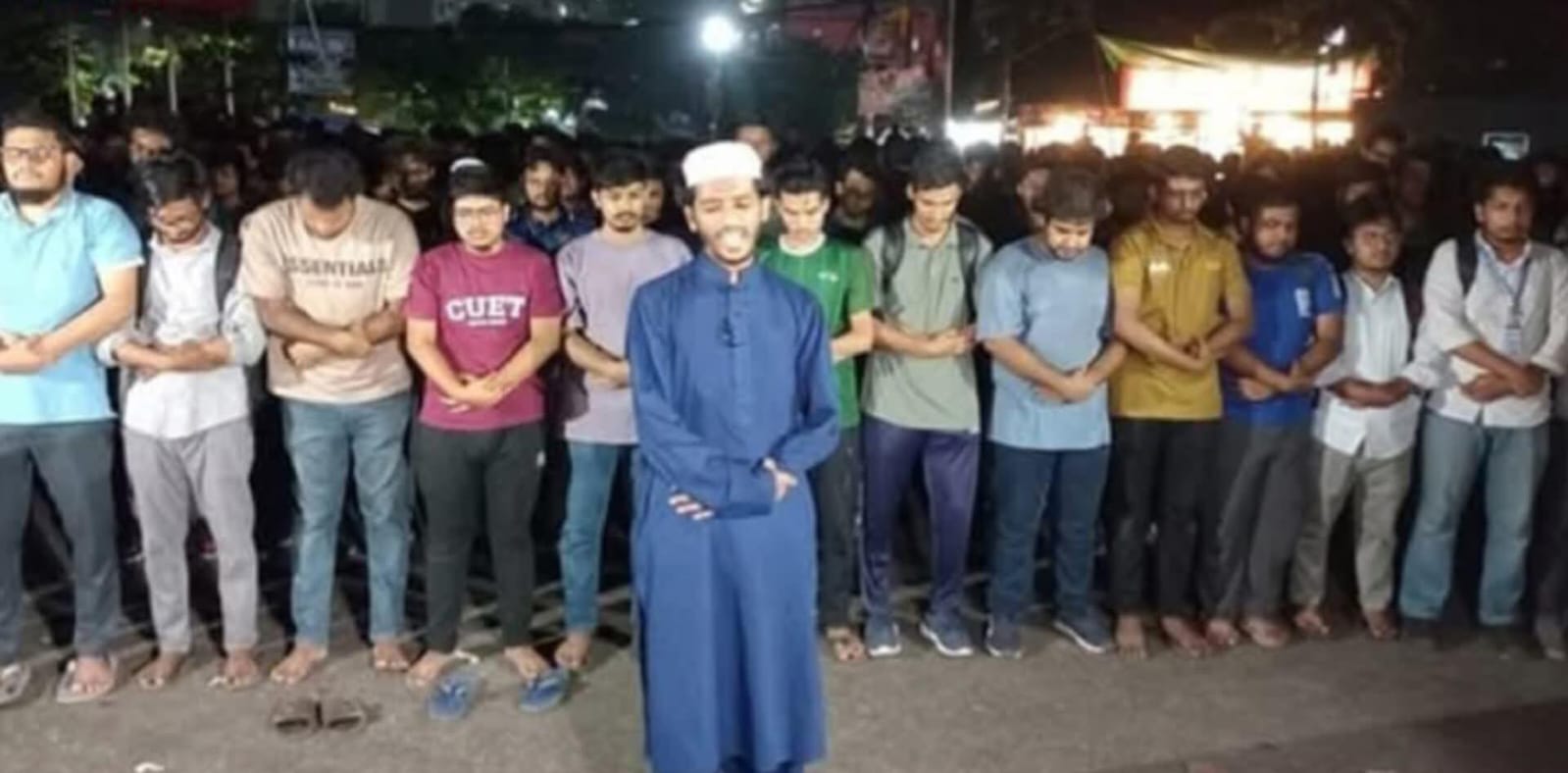 অন্তর্বর্তী সরকারের প্রতীকী ‘গায়েবানা জানাজা’ পড়লেন চুয়েট শিক্ষার্থীরা