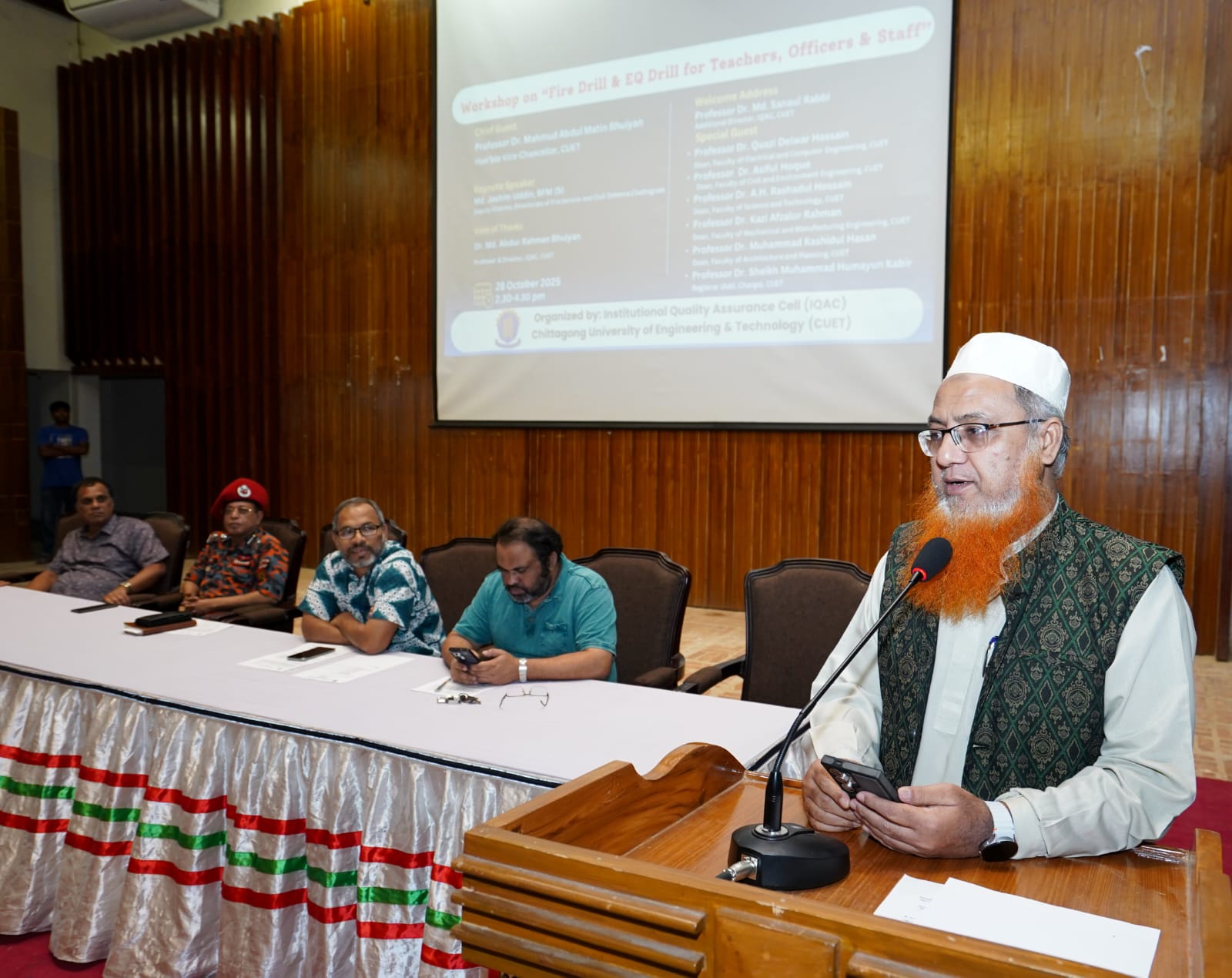 অগ্নি নির্বাপণ মহড়ার মাধ্যমে ঝুঁকি মোকাবিলা ও ফায়ার এক্সটিংগুইশার যন্ত্র ব্যবহারের কৌশল শেখা যায়- চুয়েট ভিসি