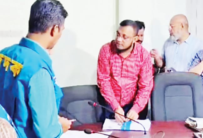 সিডিএ কার্যালয়ে দুদকের অভিযান,বিভিন্ন রেকর্ড পত্র জব্দ 