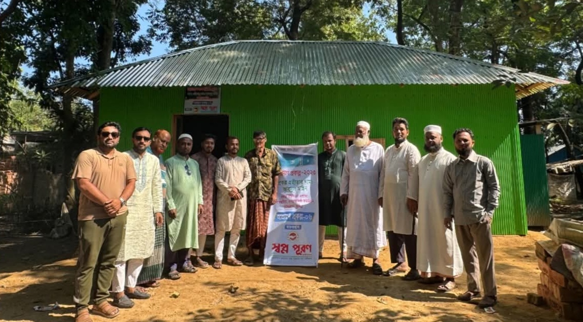 চৌদ্দগ্রামে অসহায় ভ্যানচালক আবদুল মমিনকে নতুন টিনসেড ঘর উপহার দিয়েছে স্বপ্নপূরণ ফাউন্ডেশন