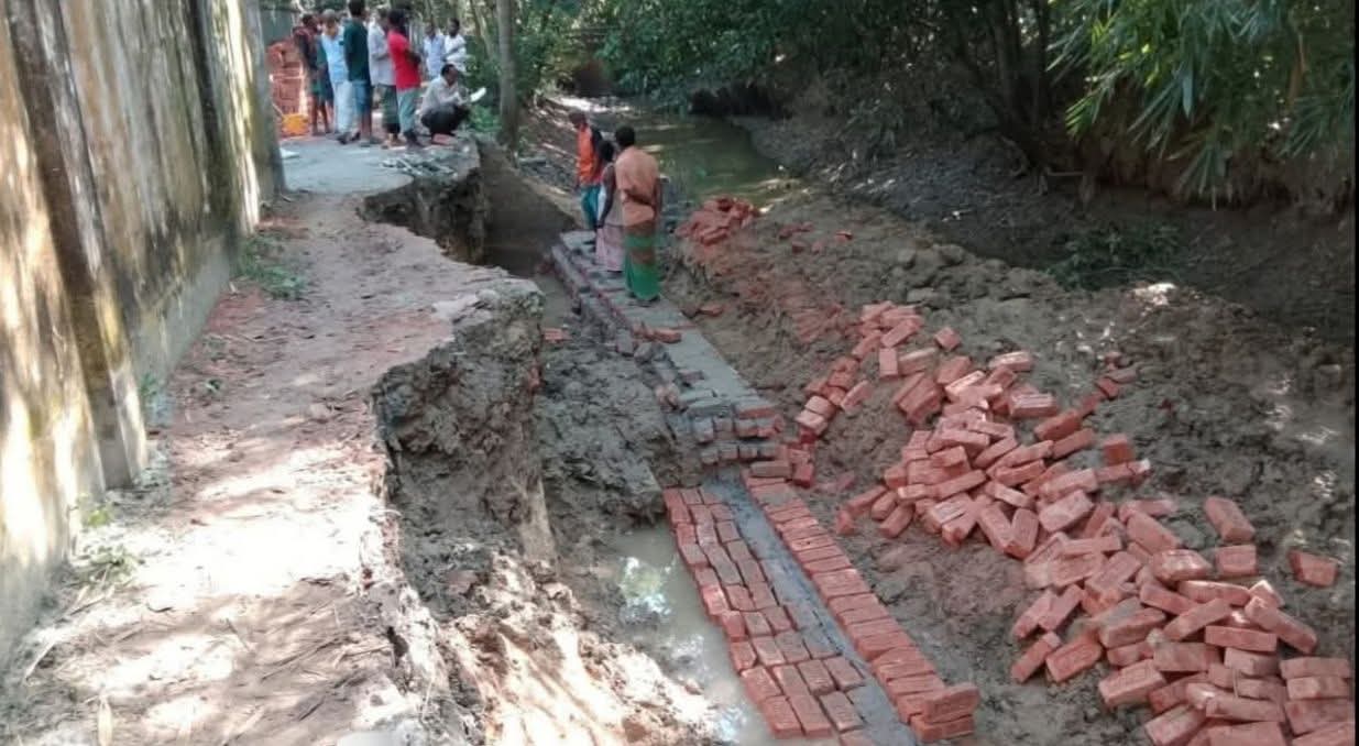 চৌদ্দগ্রামে গার্ড ওয়ালে নিম্নমানের সামগ্রী ব্যবহার, ক্ষুব্ধ এলাকাবাসীর বাধায় কাজ বন্ধ