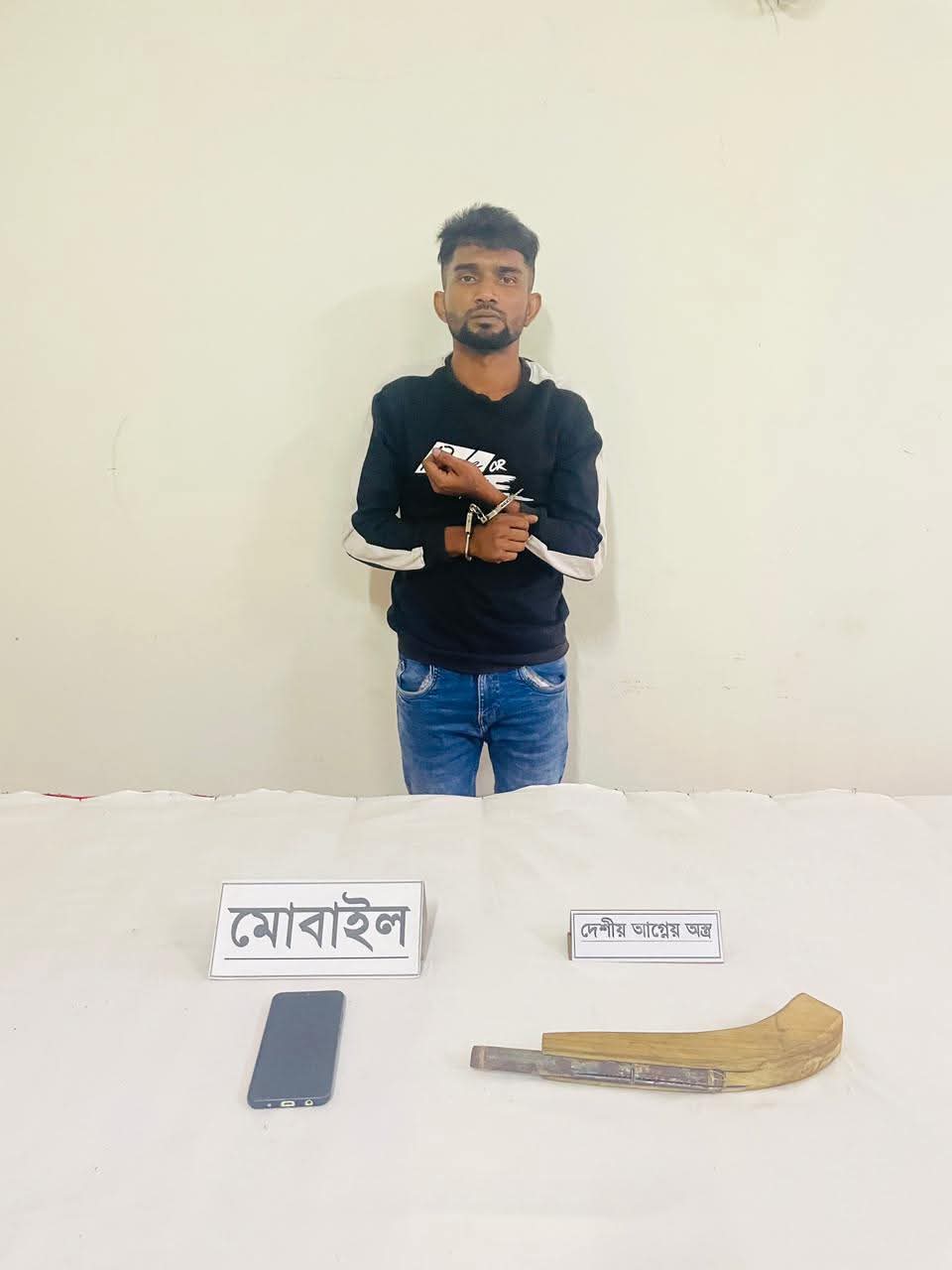 চৌদ্দগ্রামে দেশীয় তৈরি আগ্নেয়াস্ত্রসহ মোঃ টিপু নামে এক যুবককে আটক করেছে সেনাবাহিনী