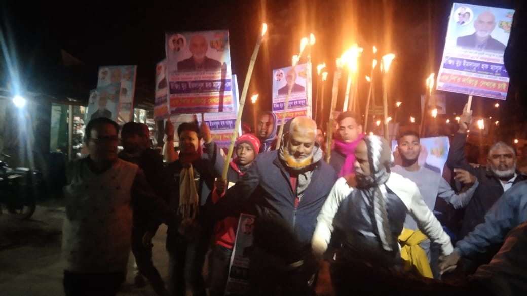 ভোলাহাটে বিএনপির মনোনীত প্রার্থী আমিনুল ইসলামের মনোনয়নের বিরুদ্ধে মশাল মিছিল ও পথসভা