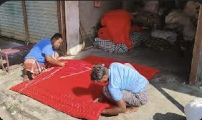 দুমকি উপজেলায় শীতের আগমনে লেপ তোষকের ব্যস্ততা; জমে উঠেছে ধুনকরদের শীতের হাট