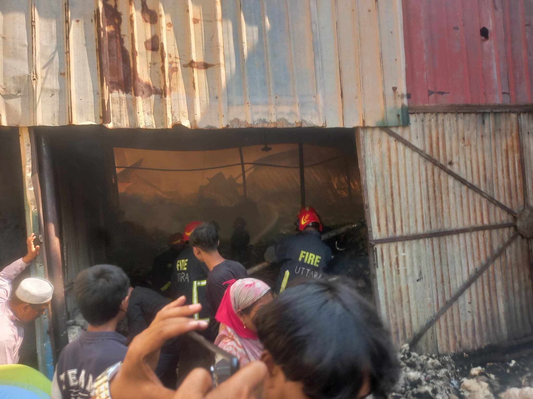 টঙ্গীতে তুলার গুদামে আগুন, নিয়ন্ত্রণে ফায়ার সার্ভিসের ৭ ইউনিট