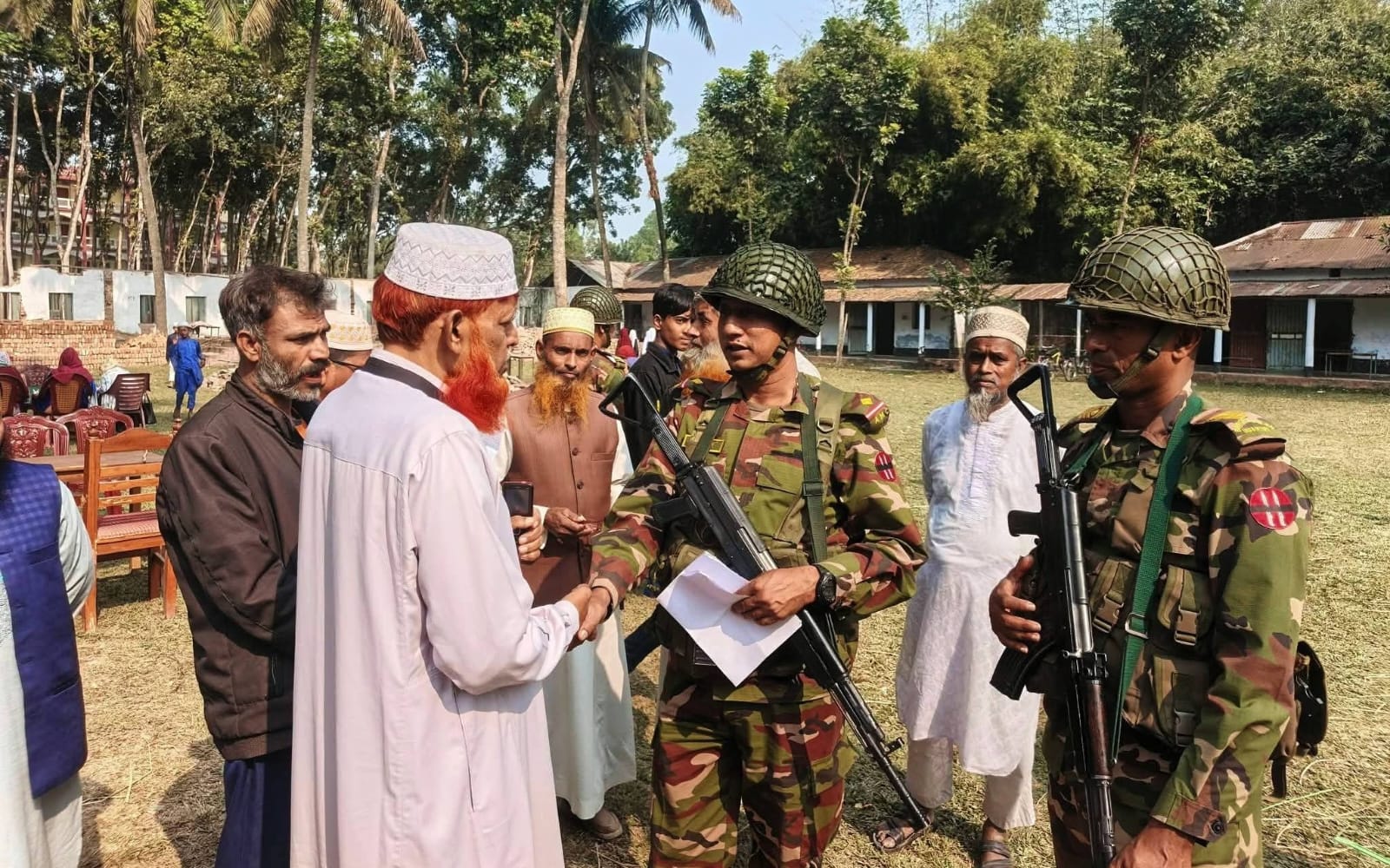শাজাহানপুরের বিভিন্ন ভোটকেন্দ্র পরিদর্শনে সেনা কর্মকর্তারা