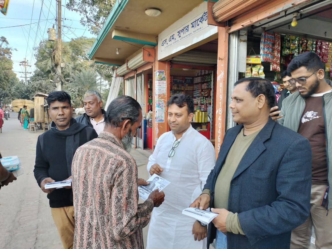 মণিরামপুরে ফুটবল মার্কার প্রার্থী কামরুজ্জামানের গণসংযোগে সাড়া, ভোটারদের মাঝে লিফলেট বিতরণ