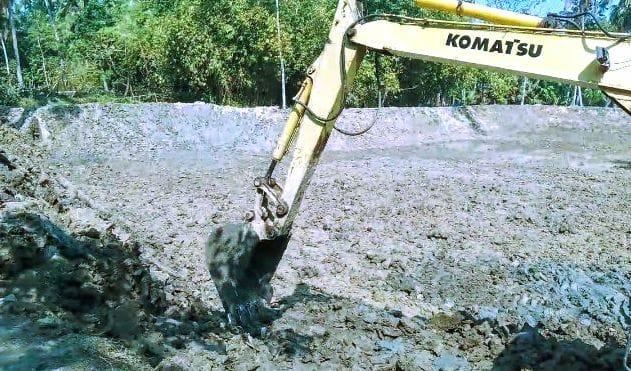 শর্ত ভেঙে মাটি কাটলেও নির্বিকার প্রশাসন, ক্ষতিগ্রস্ত সড়ক