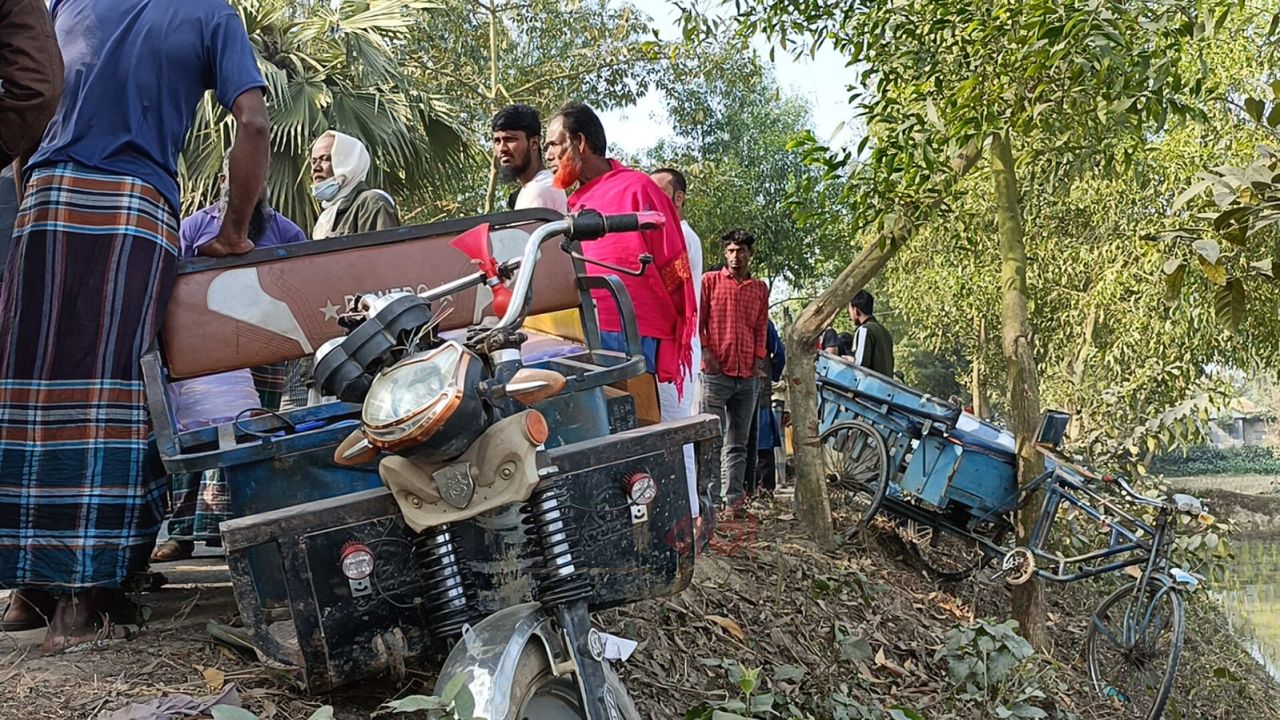 সিরাজগঞ্জের রায়গঞ্জে অটোভ্যান–ট্রাক সংঘর্ষে স্বামী–স্ত্রী নিহত, আরও আহত